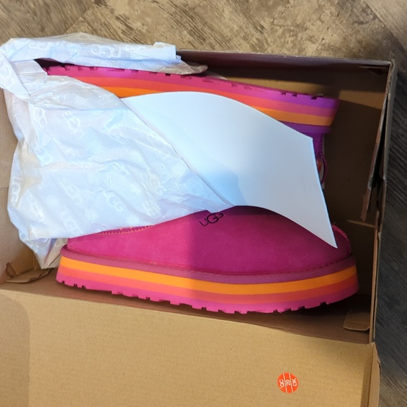 New in Box Ugg Tazz in raspberry size 3 yourh - Picture 4 of 6
